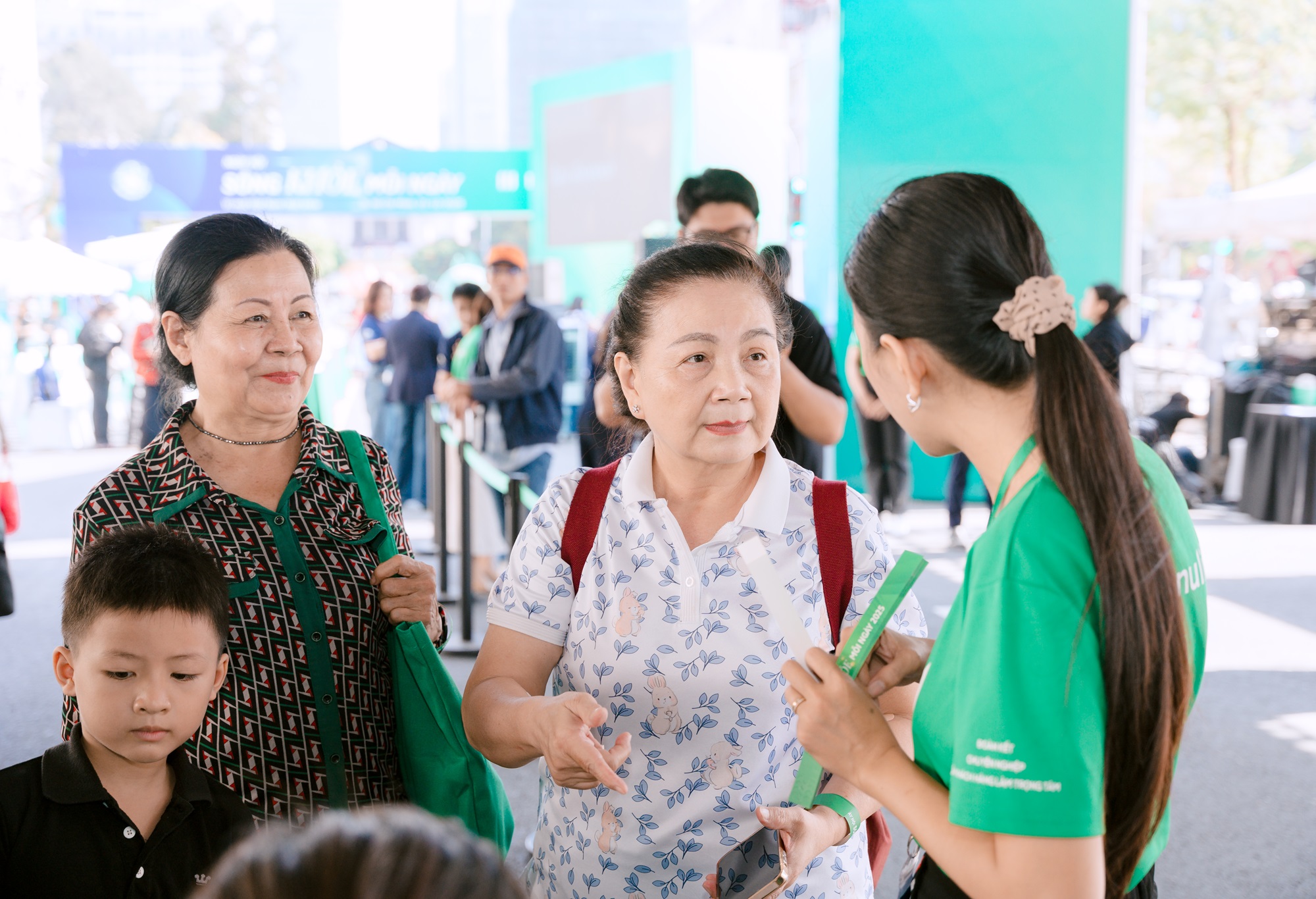 Cuối tuần khác biệt của người dân TP.HCM: Đi khám sức khỏe thay vì dạo phố